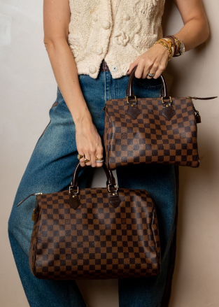 moça segurando bolsas